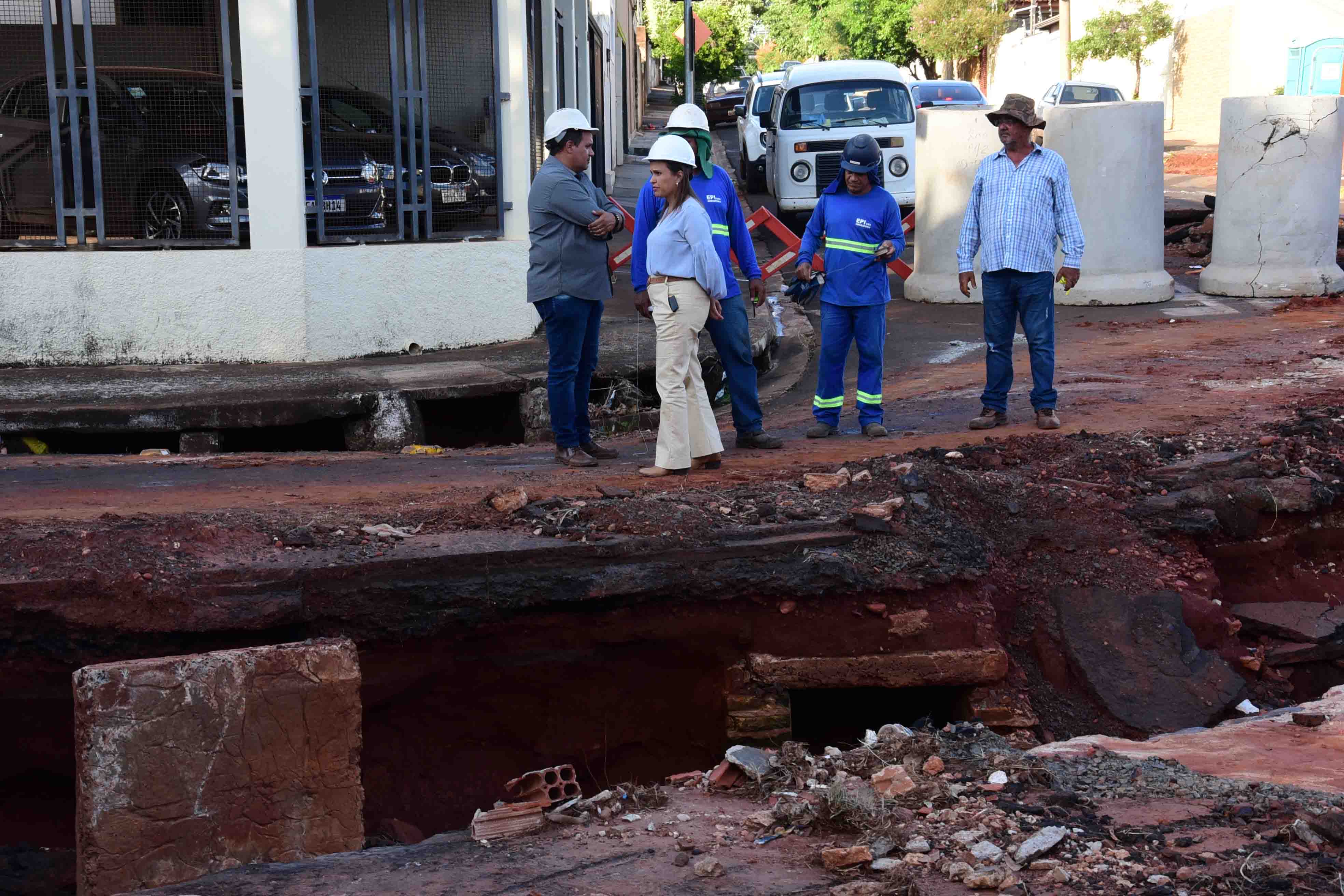 Prefeita Paula Lemos visita obras de reconstrução e prevenção contra enchentes