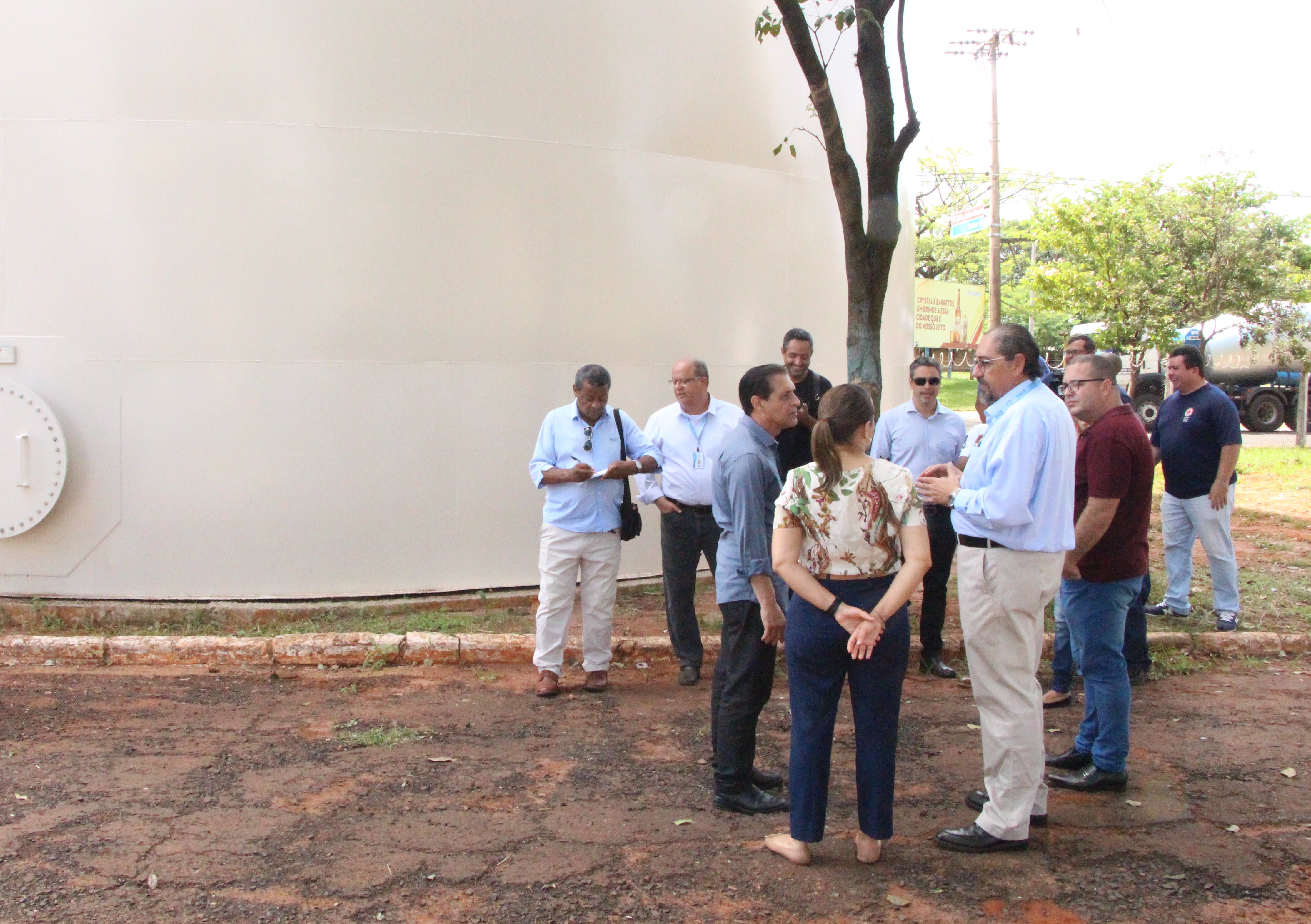 Prefeita Paula Lemos visita instalação do novo reservatório de água