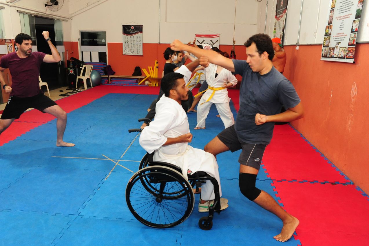 Karatê adaptado promove inclusão de atletas com deficiência em Barretos