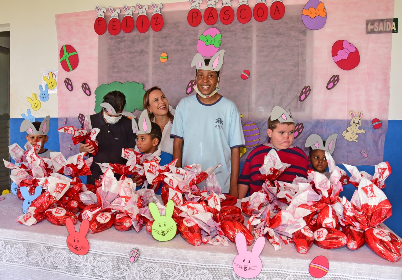 Assistidos da AMA, APAE e Casa Transitória André Luiz recebem Ovos de Páscoa