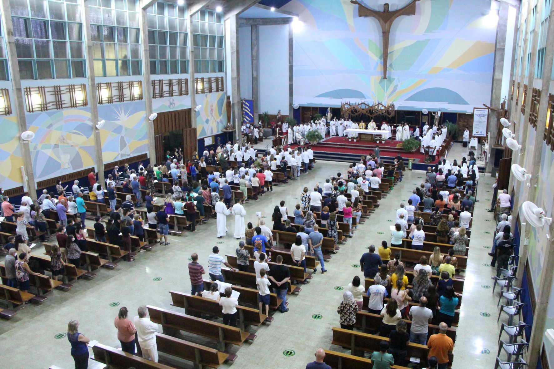 Padres renovam promessas sacerdotais em Olímpia durante a Missa do Crisma