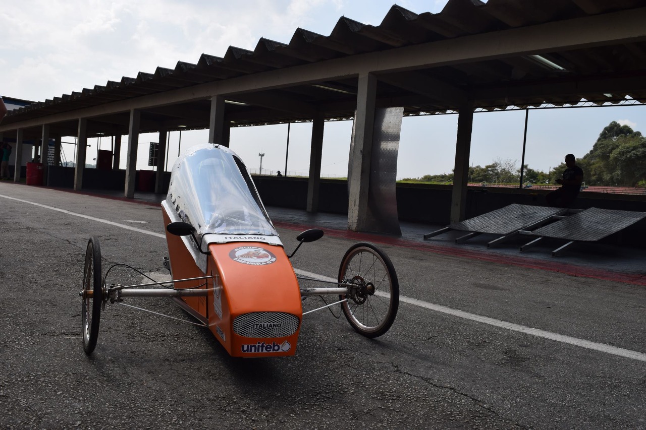 Alunos das engenharias do UNIFEB aperfeiçoam modelo de veículo que faz 120km com um litro de gasolina