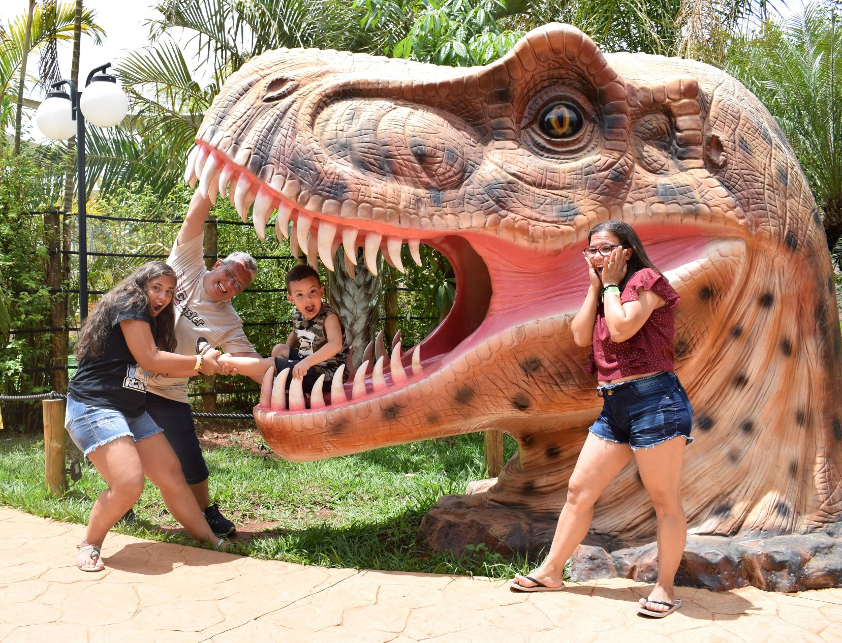 Vale dos Dinossauros e Museu de Cera de Olímpia oferecem desconto especial no Dia dos Pais