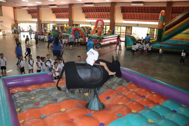 Centenas de alunos participam de um Dia das Crianças especial no Thermas dos Laranjais