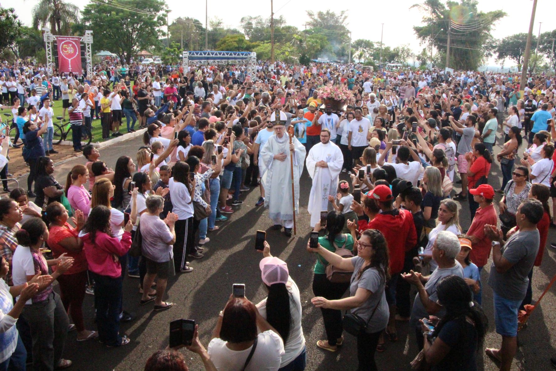 Depois de 2 anos, Caminhando com Maria reúne milhares de fiéis no dia de Nossa Senhora Aparecida em Barretos