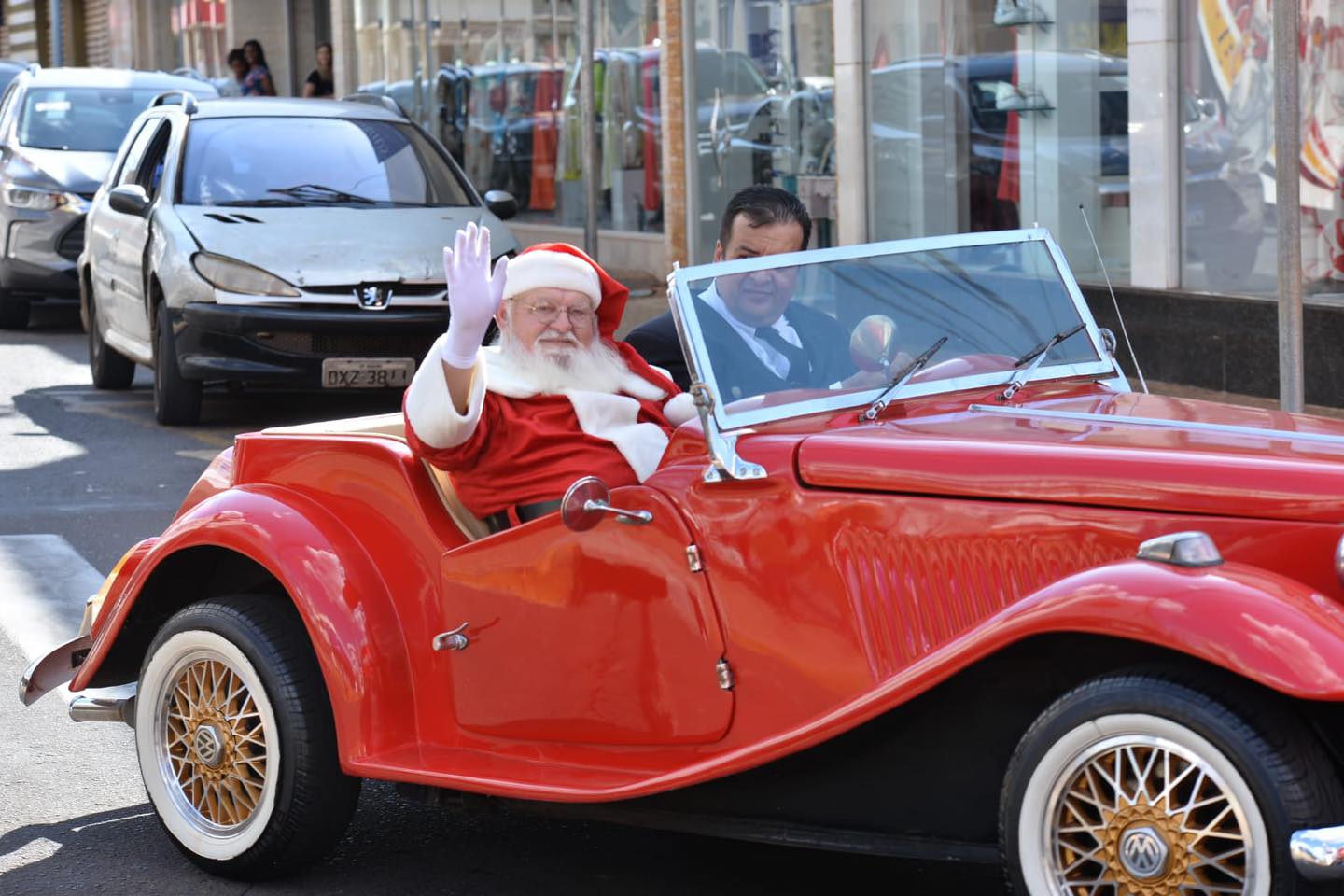 Papai Noel atende diariamente no North Shopping, distribuindo balinhas Paçoquita