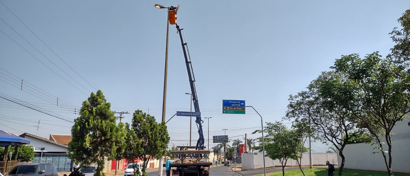 Iluminação pública da Avenida João Baroni em Barretos recebe manutenção