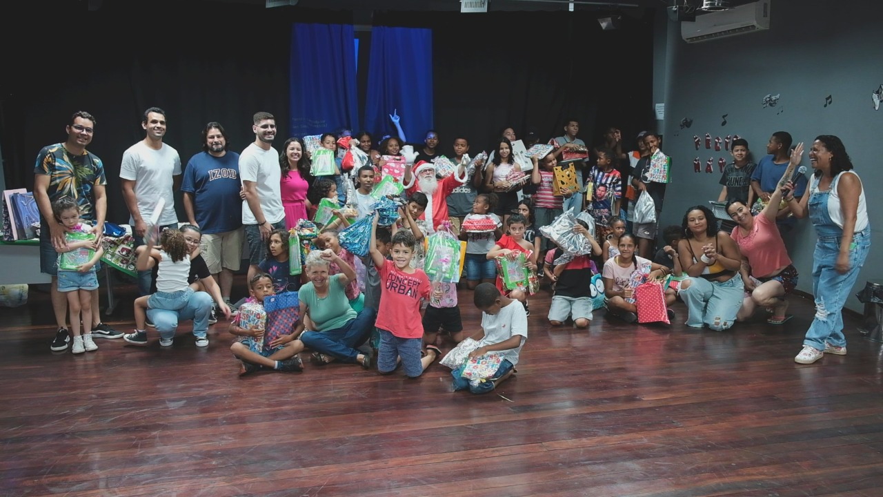 Projeto 28 celebra atividades do ano com festa e presentes para crianças