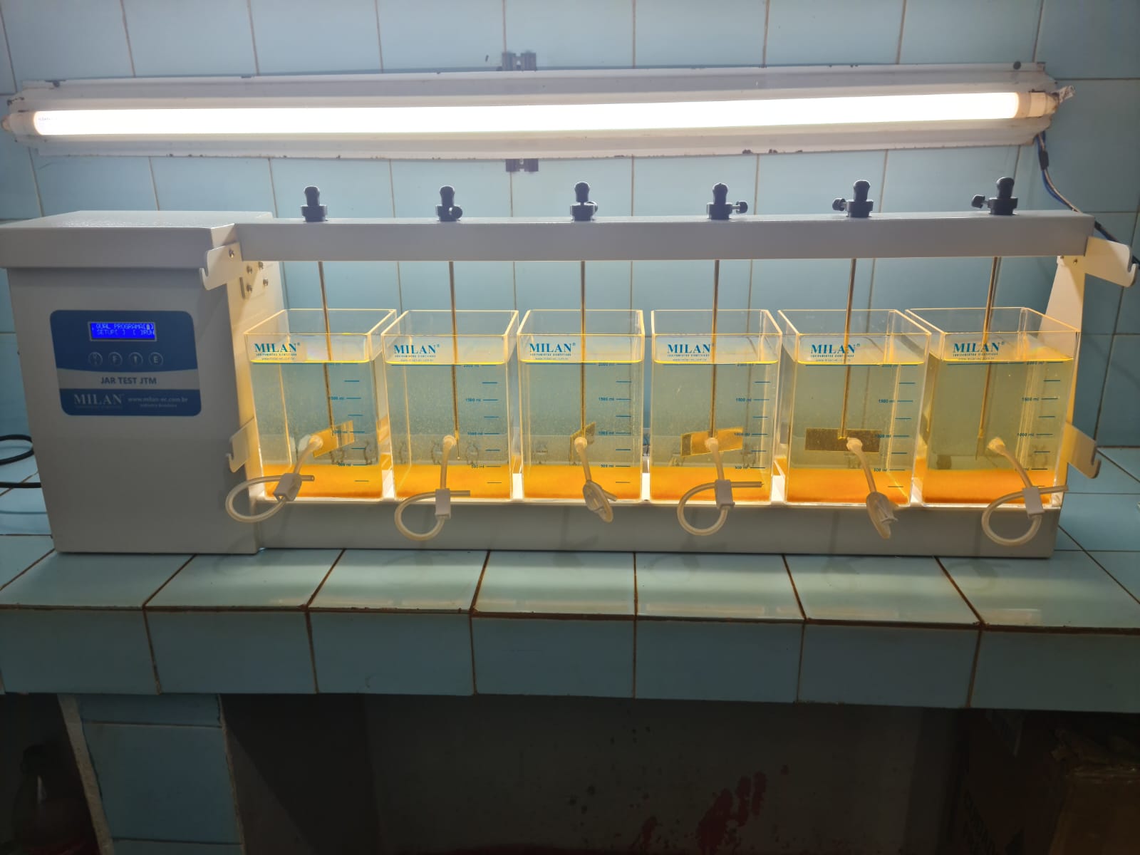 Equipamento laboratorial Jar-Test promove economia de produtos químicos e eficiência operacional para o SAAE Barretos