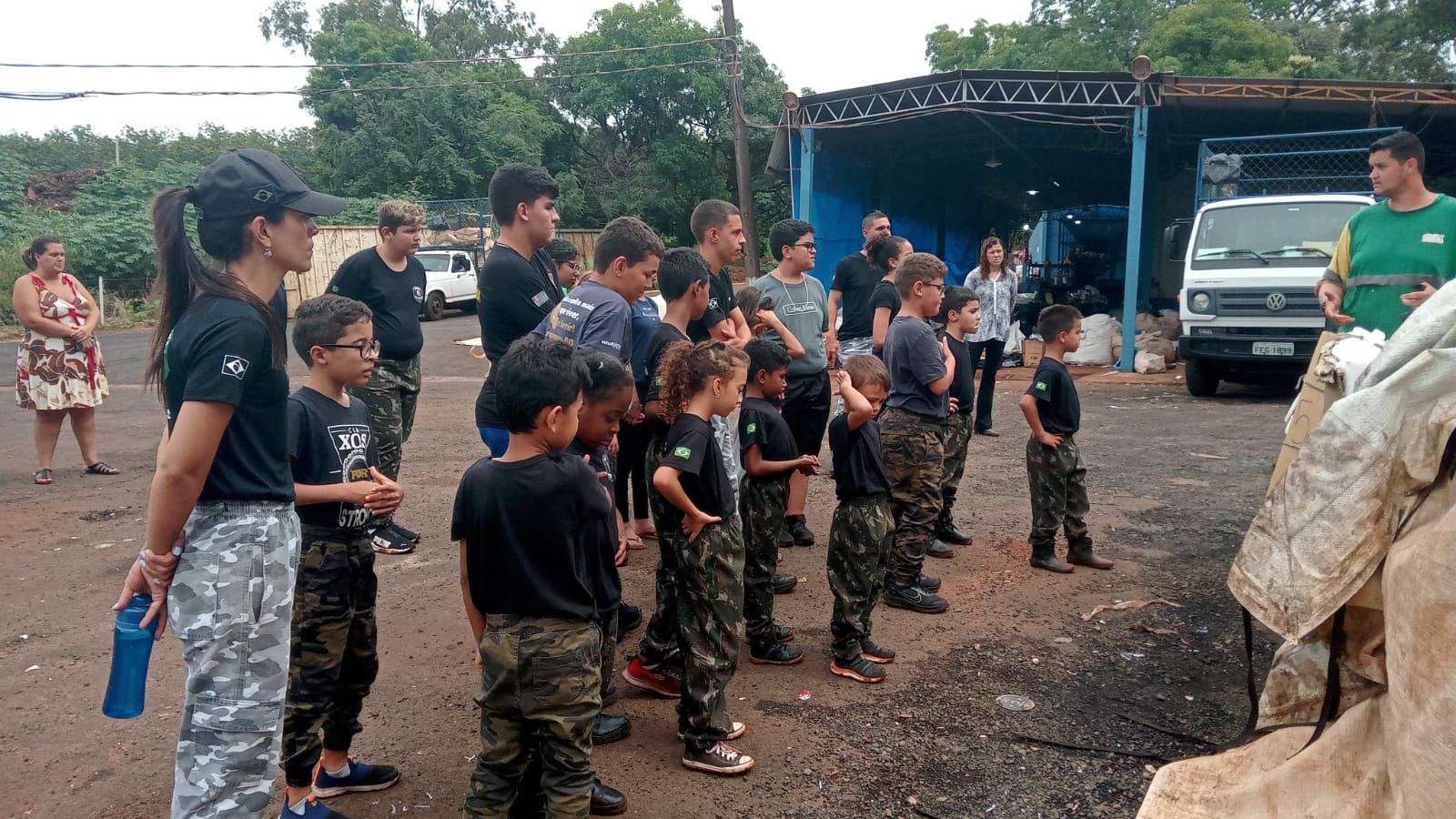 SAAE Barretos recebe a visita de alunos do Projeto Escola Militar Mirim na Usina de Triagem