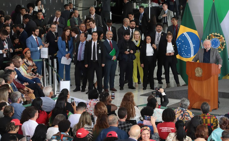 Presidente Lula assina decretos que ampliam a participação popular no governo
