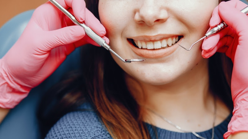Desgaste de dentes são mínimos para o uso de “lente de contato” dental, afirma dentista