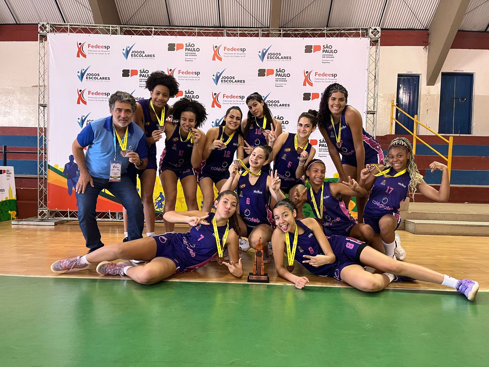 Representando o Colégio FEB, equipe feminina de basquete da APAB conquista medalha de bronze nos Jogos Escolares