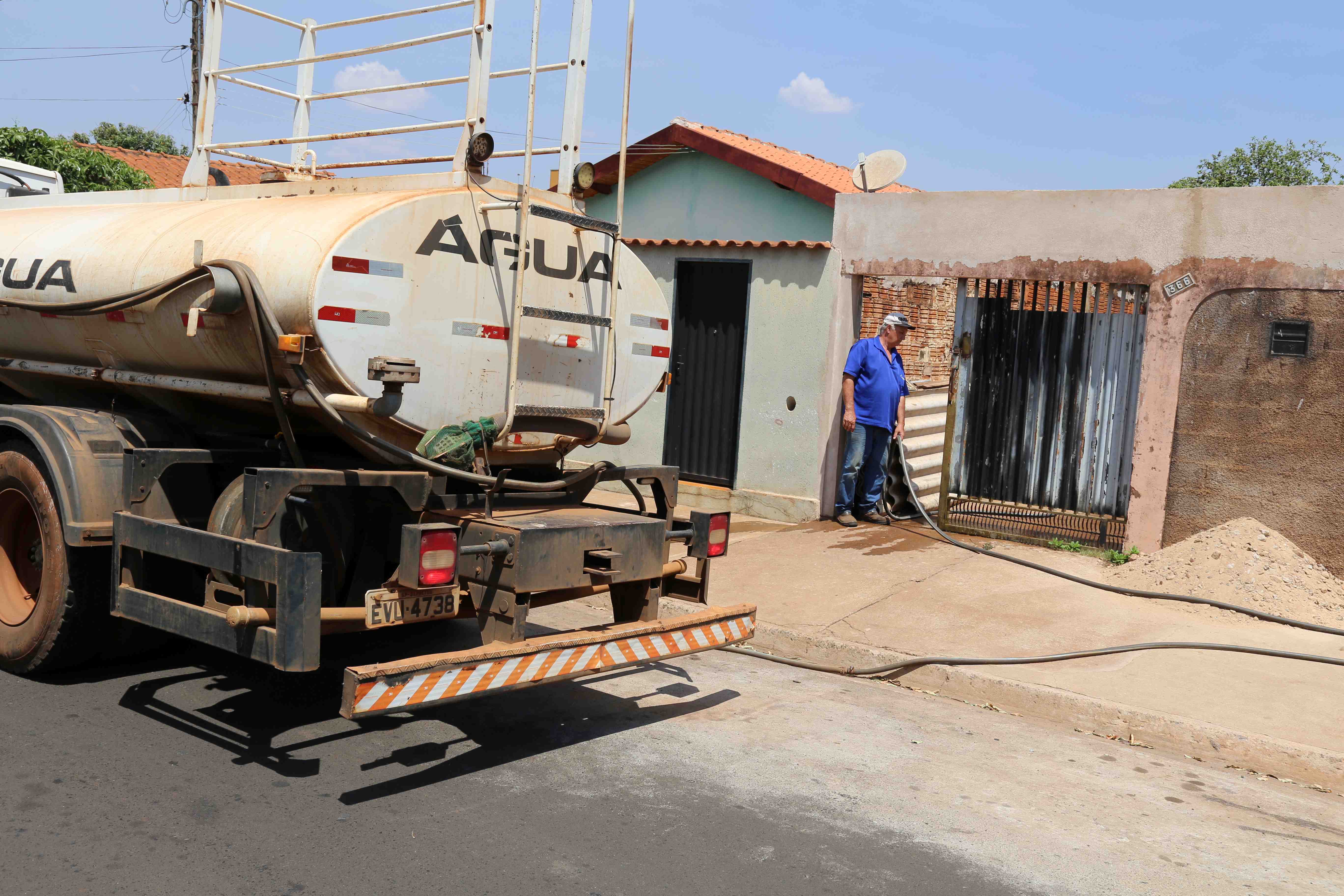 Operação Caminhão-pipa continua e já registra mais de 600 residências abastecidas com água potável