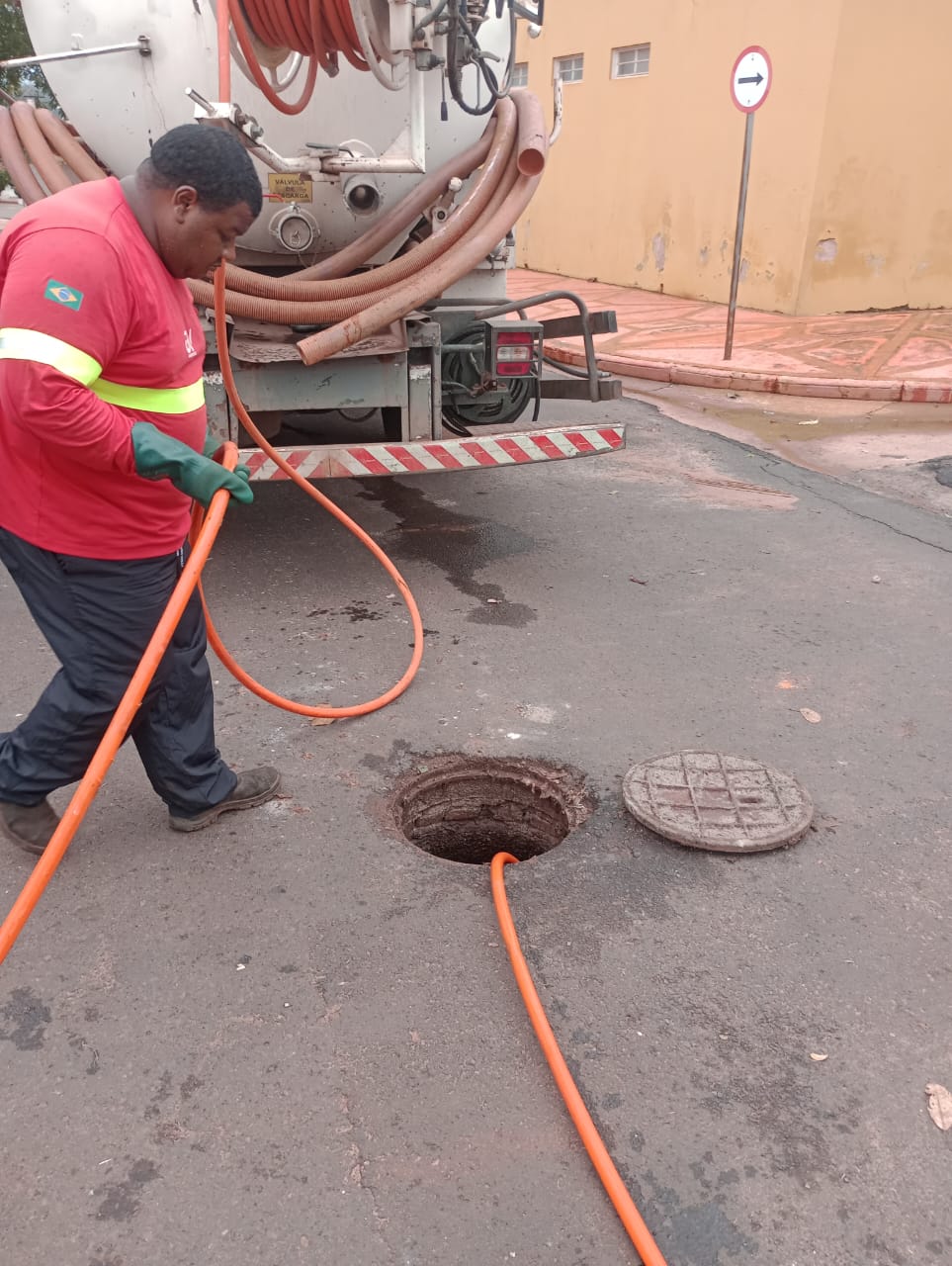 SAAE Barretos realiza manutenção preventiva nas tubulações de esgoto para enfrentar o aumento das chuvas