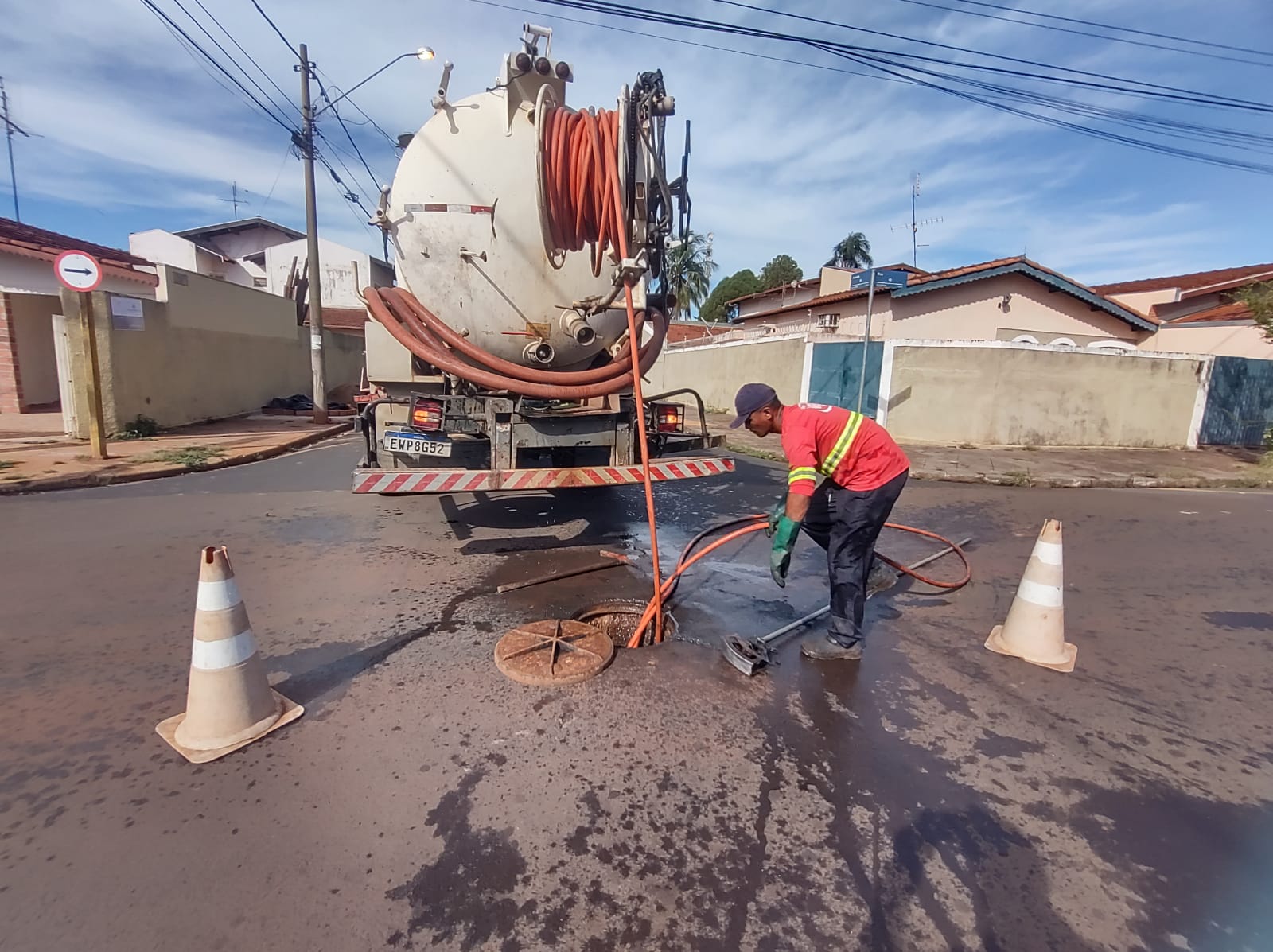 Rede de esgoto do bairro Baroni passa por manutenção preventiva