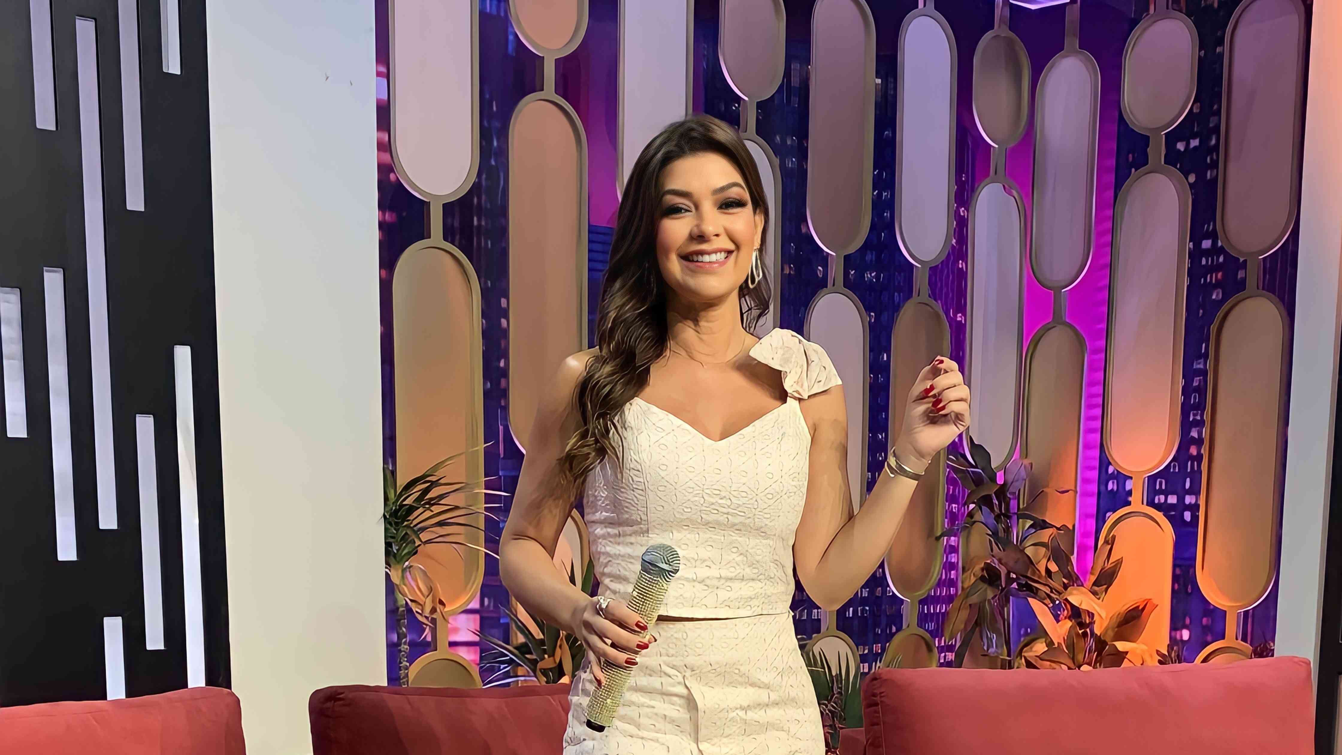 Amanda Françozo ressalta o poder da educação em seu programa na TV Aparecida