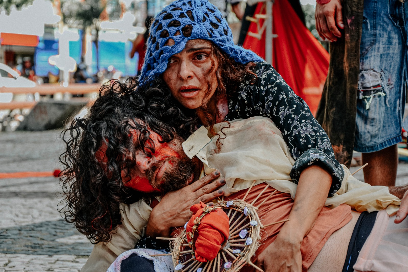 ÀS MARGENS: Grupo Avia de Teatro mostra drama de pessoas em situação de rua na "Paixão de Cristo"