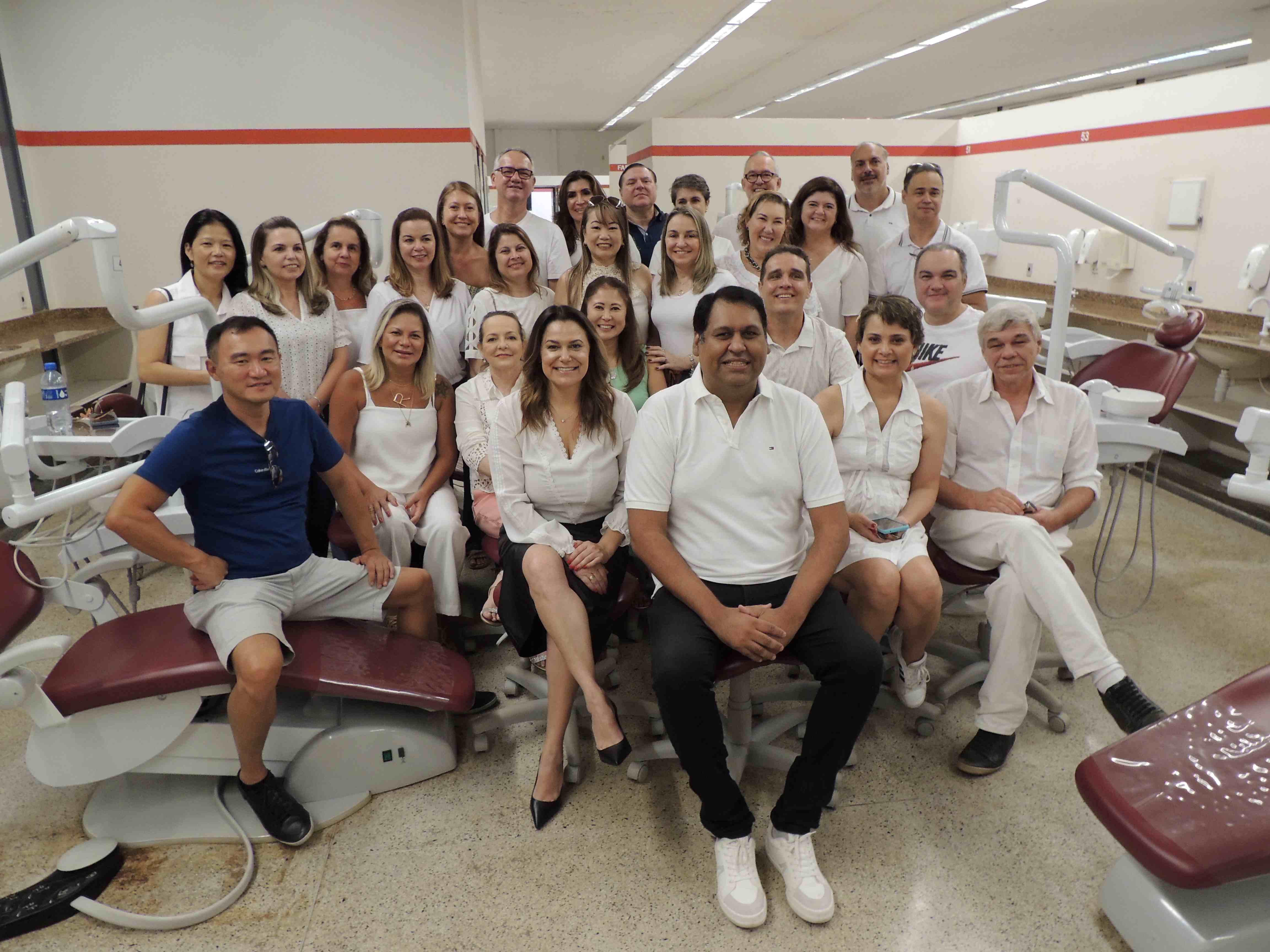 Cirurgiões-dentistas formados pelo UNIFEB em 1994 visitam Clínica Odontológica e relembram época de universitários