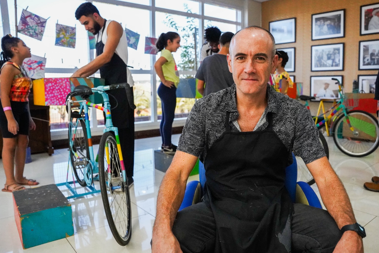 Crianças em tratamento no Hospital de Amor de Barretosse divertem com oficina que usa bicicletas para pinturas, as "Splashcletas"