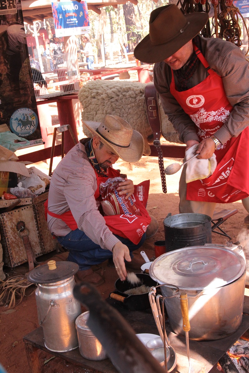 Queima do Alho na 69ª Festa do Peão de Barretos: 20 comitivas disputam o título do concurso da comida típica do ‘estradão’