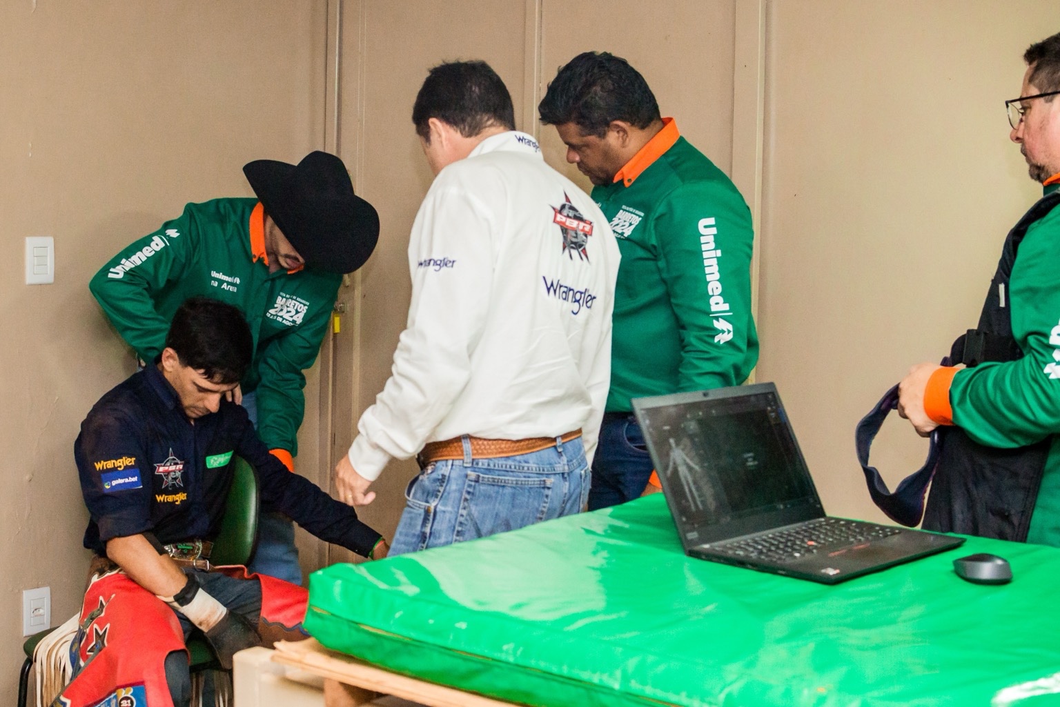 Festa de Barretos é a primeira a realizar, no fundo dos bretes, radiografias em competidores lesionados