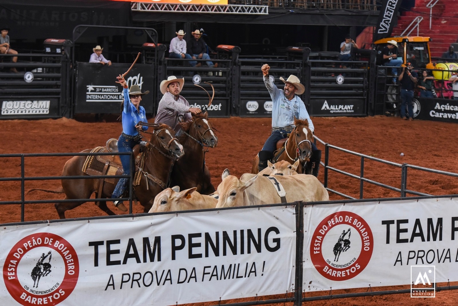 Trios conquistam vagas na primeira semifinal do Team Penning pelo International Rodeo