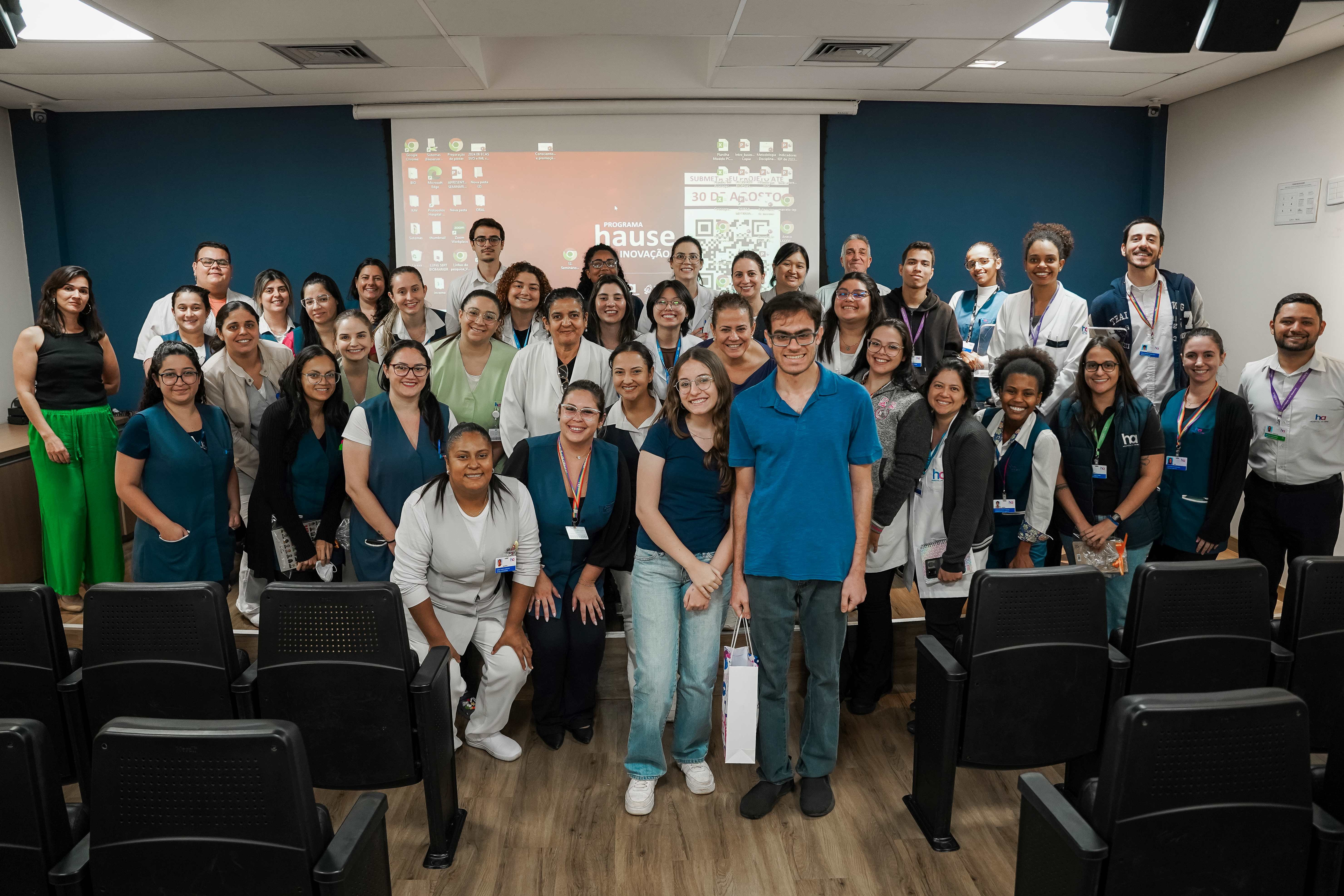 Jovem autista faz palestra para o programa de diversidade do Instituto Sociocultural do Hospital de Amor