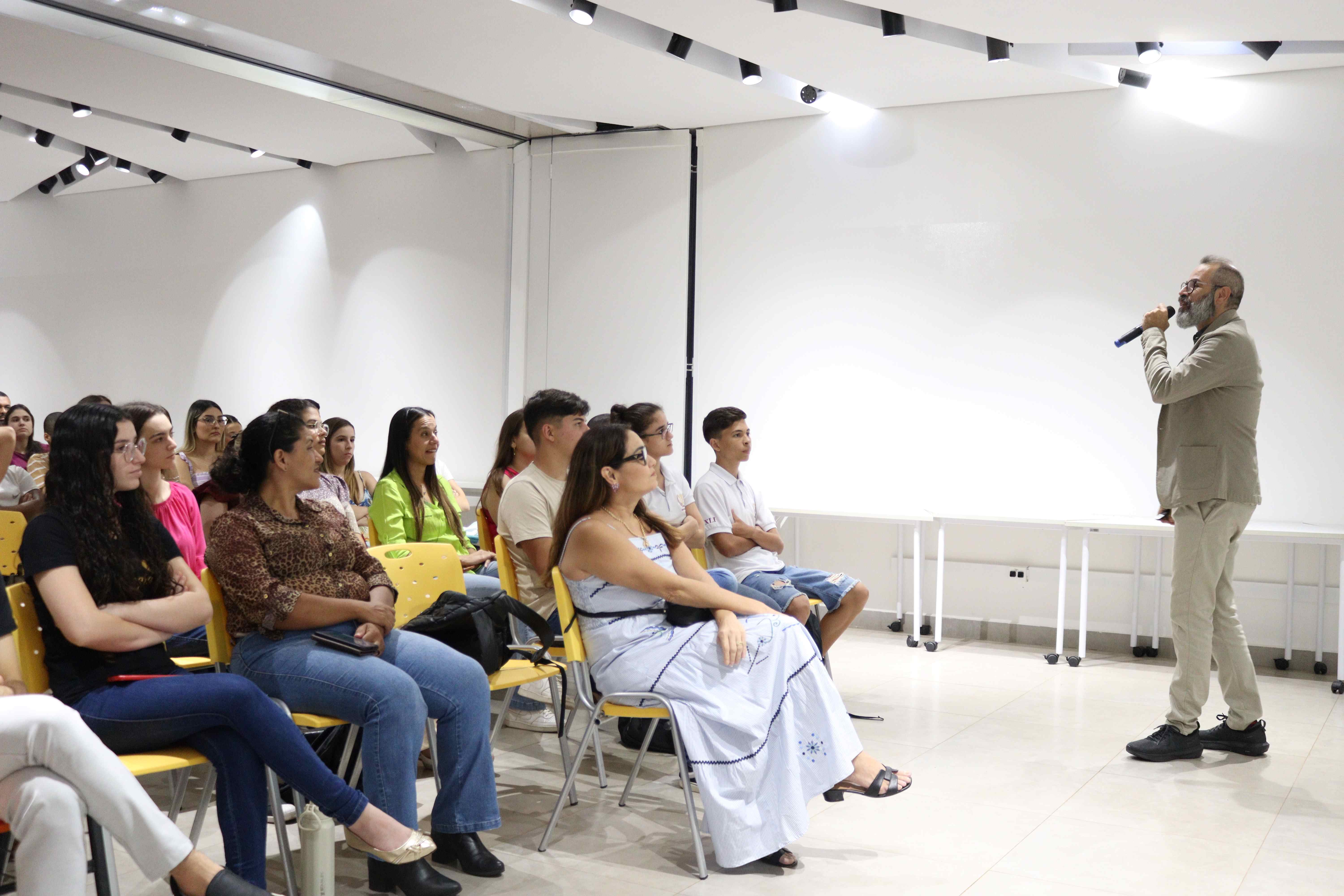 Palestra no UNIFEB destaca avanços na Ortodontia com uso de alinhadores