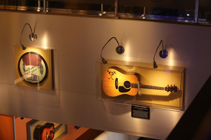 Hard Rock Cafe Ribeirão Preto traz objetos icônicos de artistas em exposição permanente