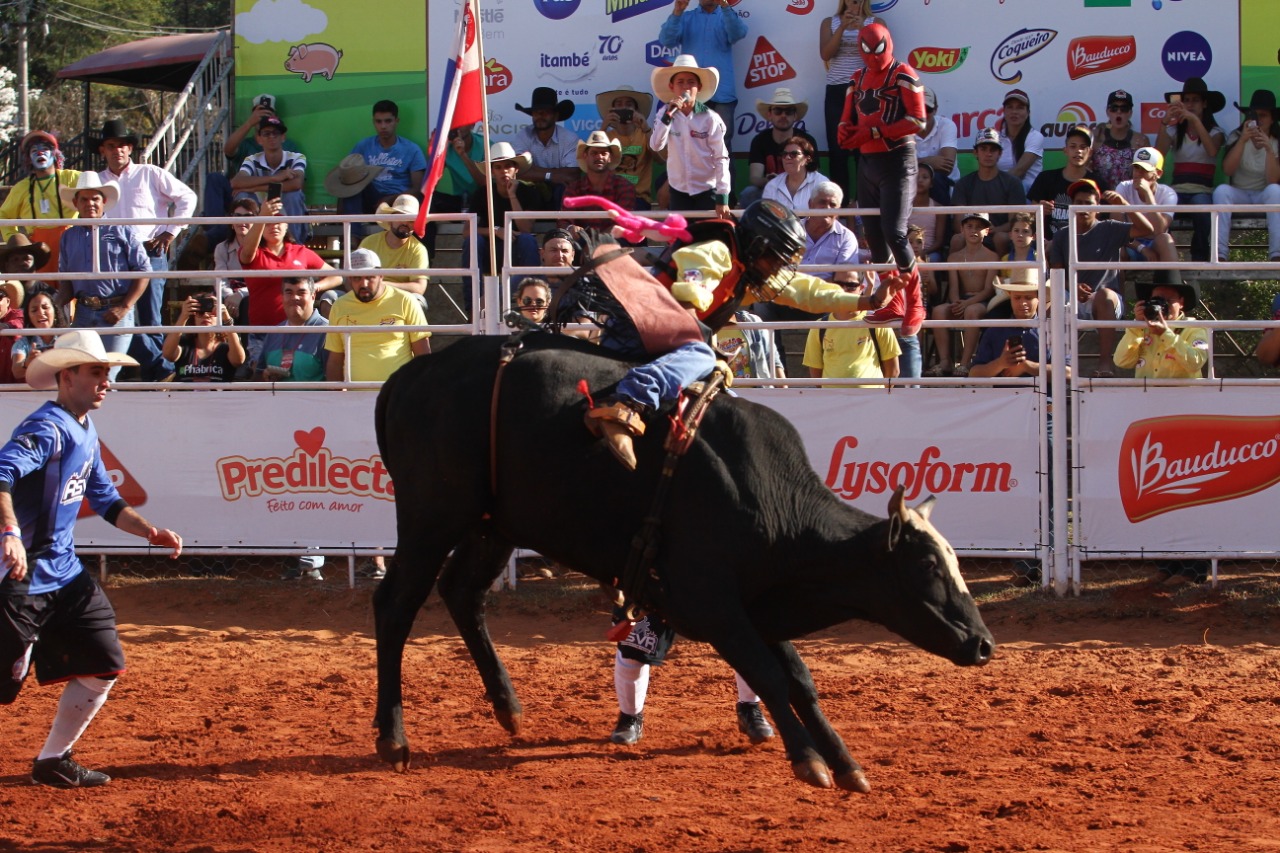 Ana Júlia faz história e é a primeira campeã do Rodeio Júnior no Barretão 2019