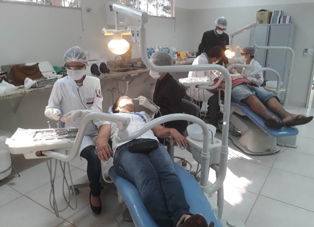 Turistas e trabalhadores da Festa do Peão são atendidos gratuitamente em Clínica Odontológica por estudantes e professores do Unifeb