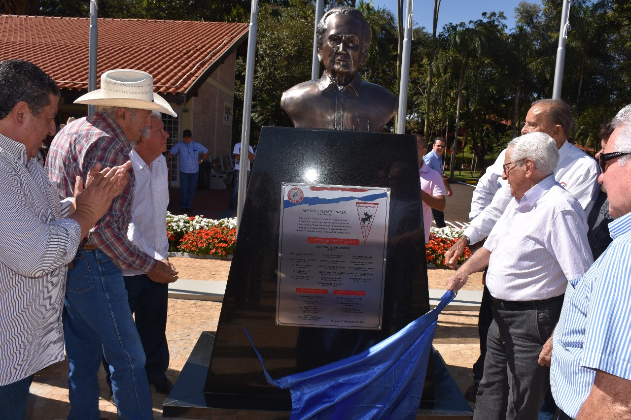 Primeiro presidente de Os Independentes é homenageado com busto no aniversário de 63 anos da Associação