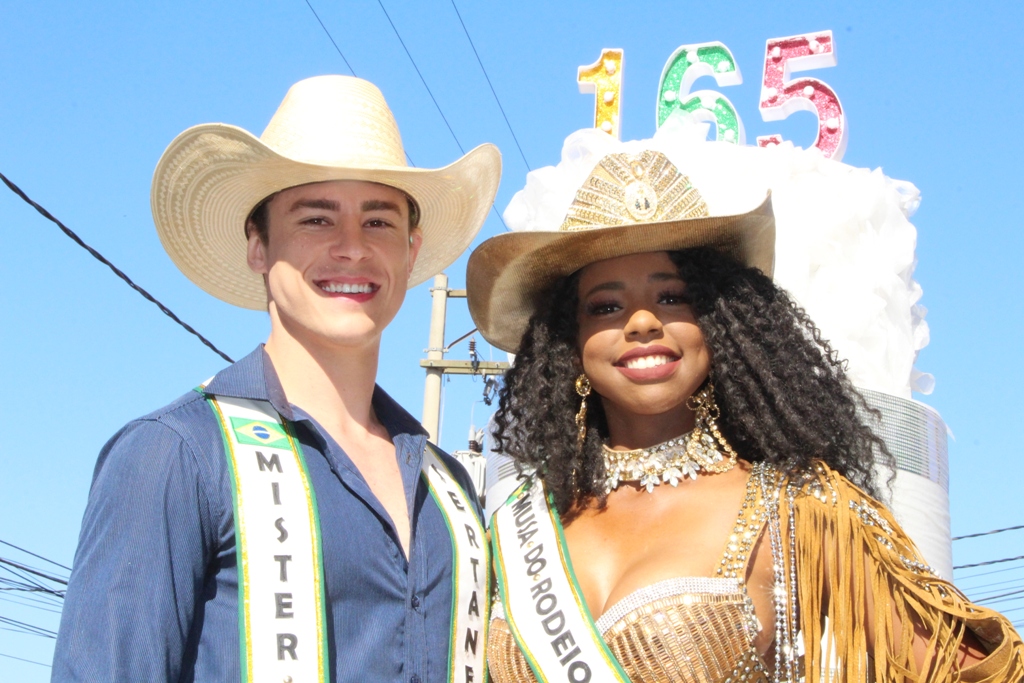 Musa do Rodeio Nacional e Mister Brasil Sertanejo 2019 participam de desfile no Aniversário de Barretos